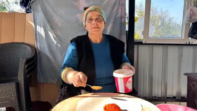 2 çocuk annesi depremzede kadının geçim kaynağı oldu: Yufka ekmek ve gözleme yapıyor
