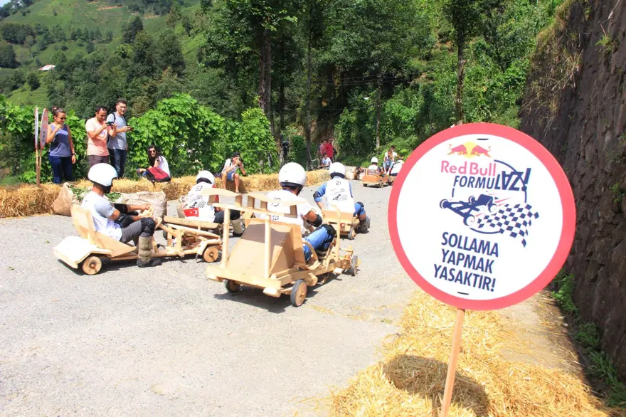 'Formulaz'a çay taşıyarak hazırlanıyorlar 16