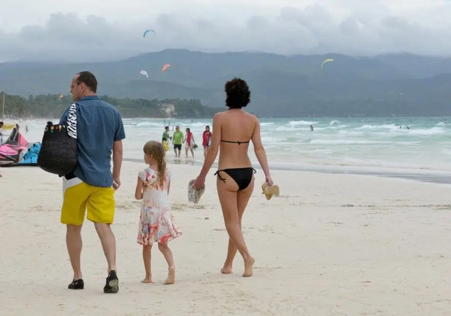 Filipinler 1 milyar dolar gelir getiren turistik adayı kapattı 7