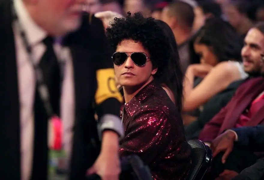 NY TIMES ONUN İÇİN "GELECEĞİN MICHAEL JACKSON'I" DİYOR 5