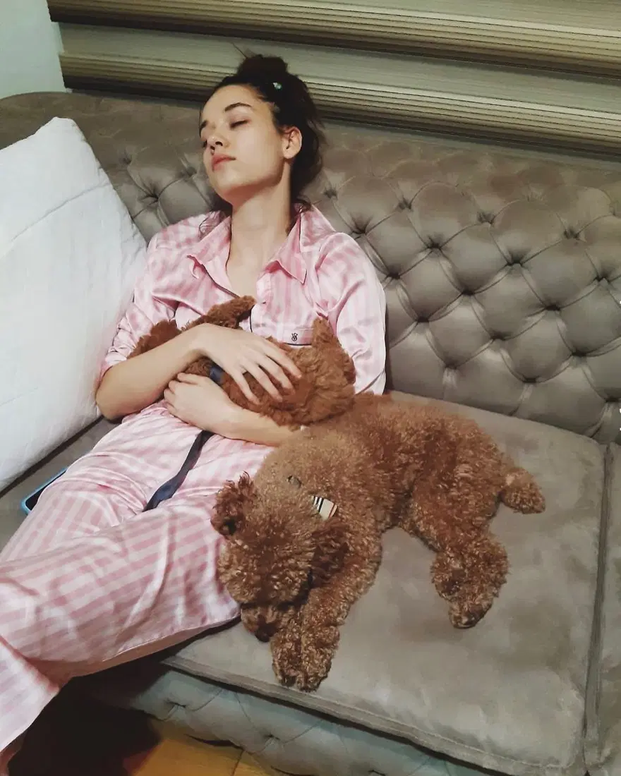 Afra Saraçoğlu: Maddi sıkıntı beni erken olgunlaştırdı 6 Afra Saraçoğlu: Maddi sıkıntı beni erken olgunlaştırdı 6