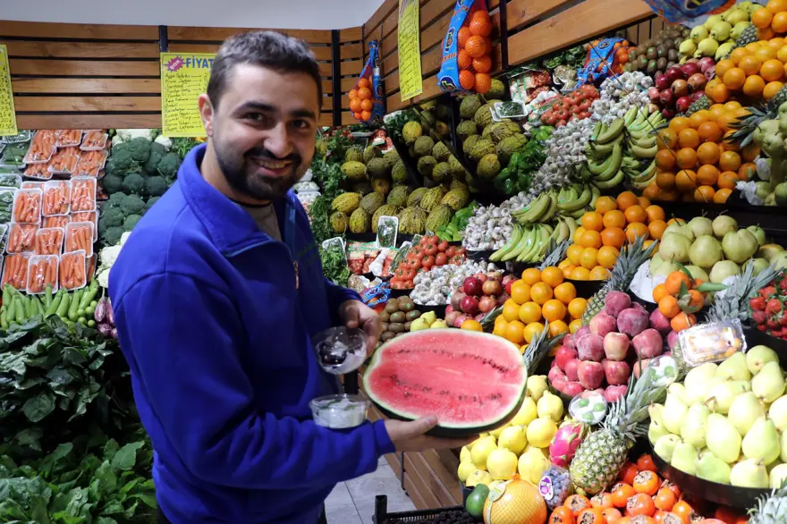Kilosu 3 bin tanesi 53 lira | Yaz meyvesi kışın el yakıyor 12