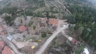 Koruma altındaki tarihi düğmeli evler tek tek yok oluyor