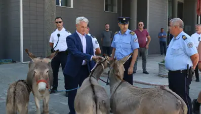 41 oturumda başkanını seçemeyen meclise eşekli protesto