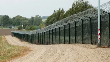 Sınırda silahlı Rus askerleri görüldü: Estonya yolu kapattı