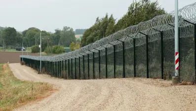 Sınırda silahlı Rus askerleri görüldü: Estonya yolu kapattı
