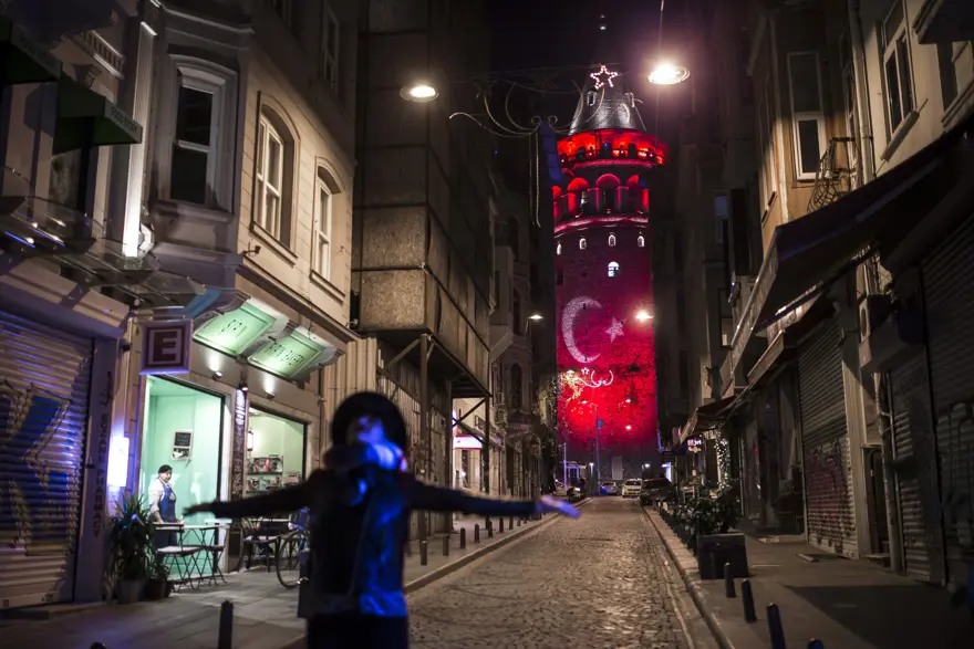 Galata Kulesi kırmızı beyaza büründü 3