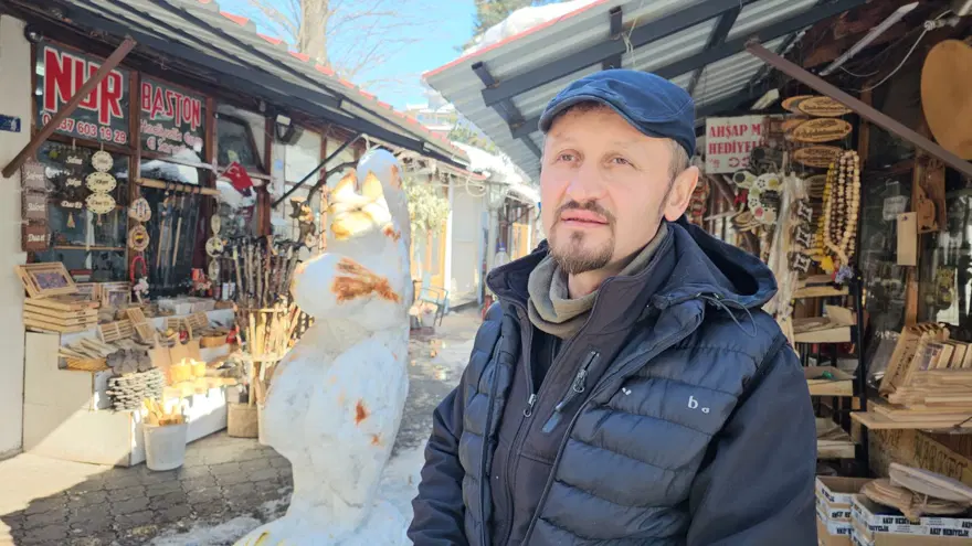 Baston ustasının kardan sincabı görenleri hayran bıraktı 1 Baston ustasının kardan sincabı görenleri hayran bıraktı 1