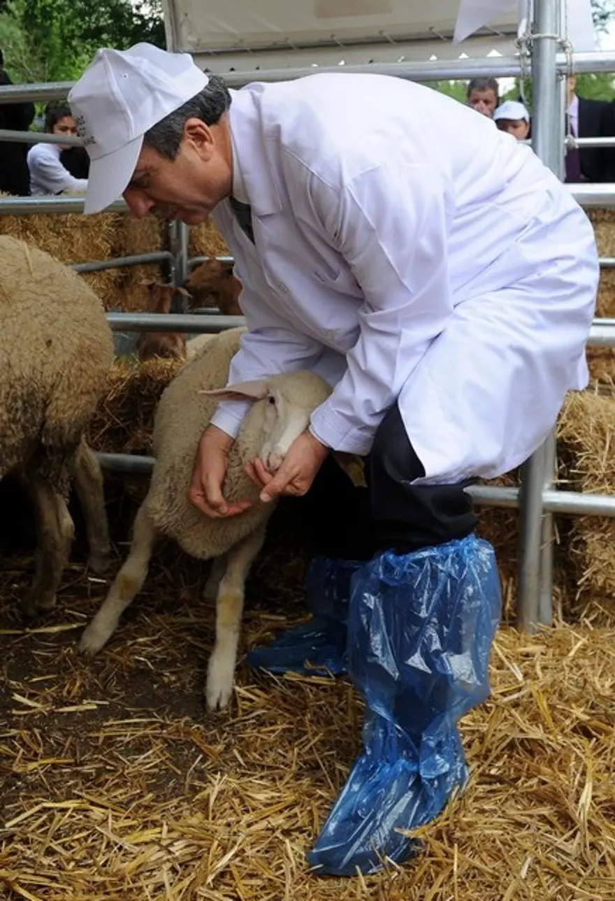 Bakan Eker süt içti 6