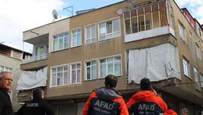 Kayseri'de 3 katlı bina yıkılma tehlikesi nedeniyle boşaltıldı