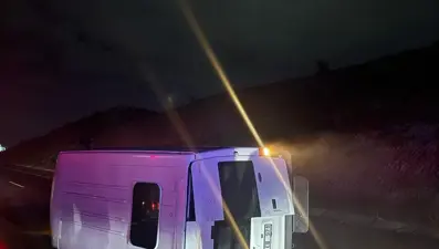 Taziyeden dönenleri taşıyan minibüs takla attı: 1 ölü, 10 yaralı