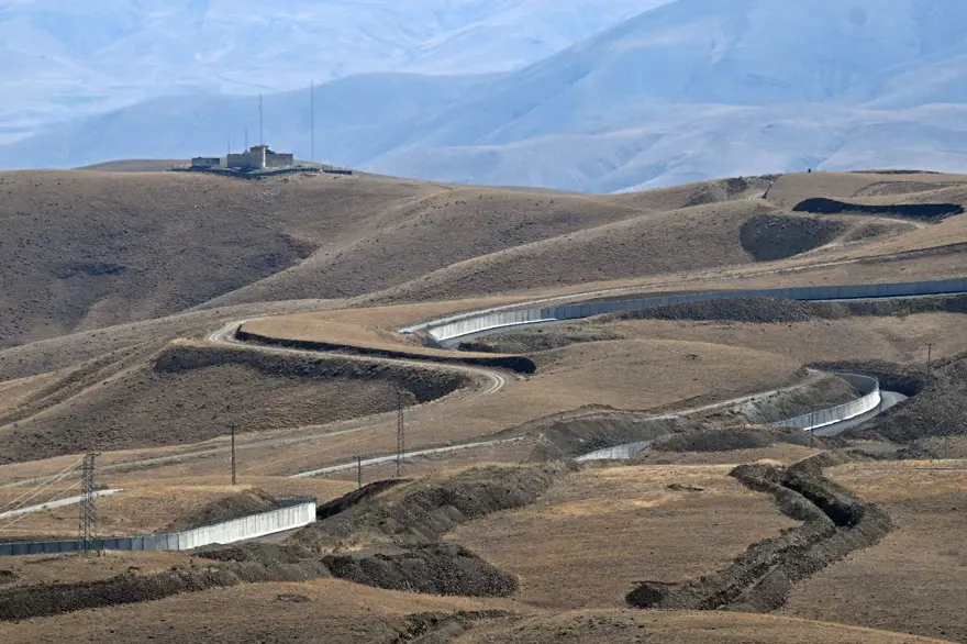 İran sınırına beton bariyer: 200 kilometresi tamamlandı 10 İran sınırına beton bariyer: 200 kilometresi tamamlandı 10