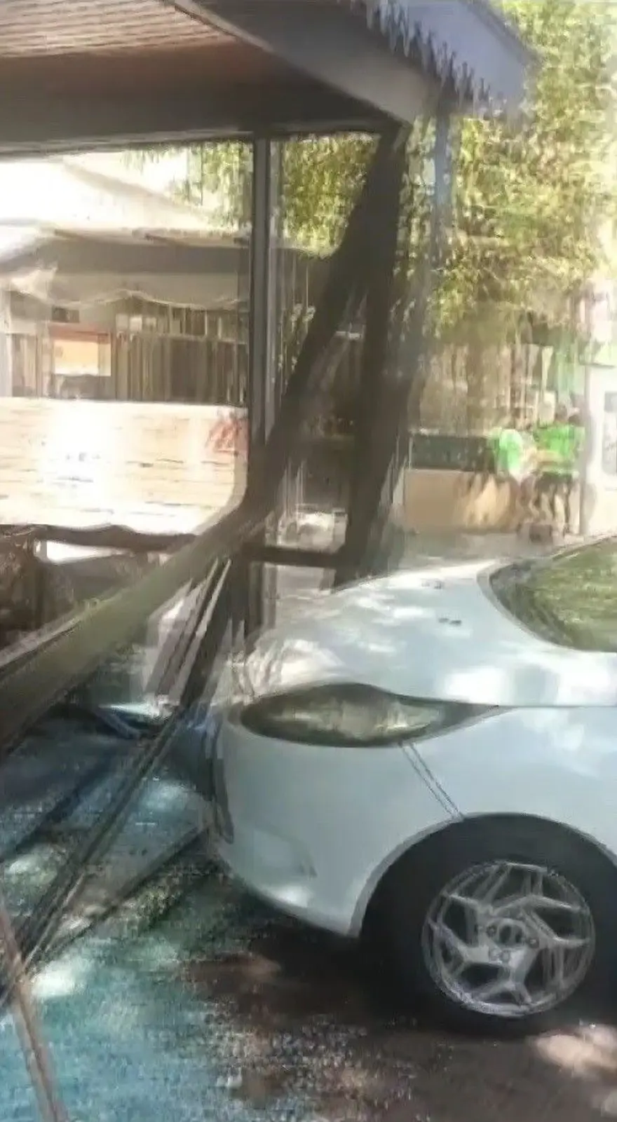 Bursa'da otomobil kafeye daldı: Facianın eşiğinden dönüldü 6