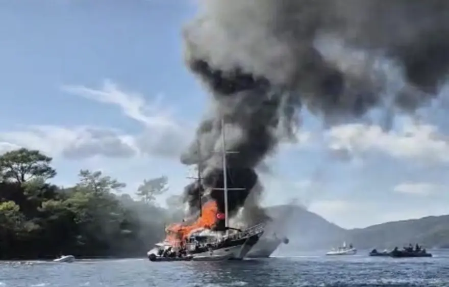 Fethiye'de tekne alev topuna döndü Fethiye'de tekne alev topuna döndü