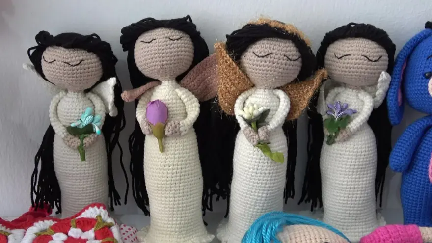 28 yaşındaki depremzede annenin el emeği: İlk ördüğü bebekleri depremzede çocuklara hediye etti 5