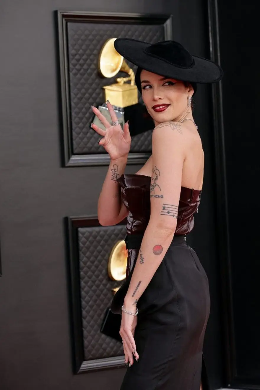 Yeni ameliyat olan Halsey Grammy Ödülleri'ni erken terk etti 4