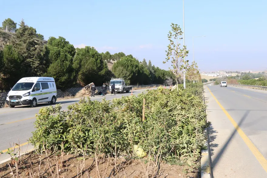 Refüjü aşan otomobil, istinat duvarına çarptı: 1 ölü, 2 yaralı 1