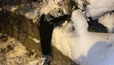 Kadın cinayeti ihbarına giden polis, kar altında cansız mankenle karşılaştı