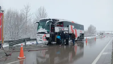 Sivas'ta iki yolcu otobüsü çarpıştı: 6 kişi yaralandı