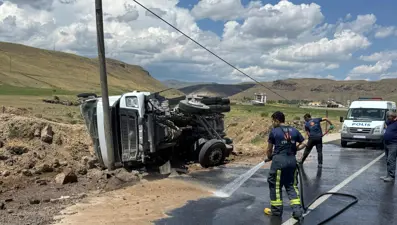 Van'da kum yüklü tır devrildi