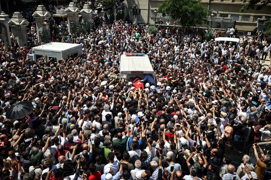 Cüneyt Arkın'ı binlerce kişi gözyaşlarıyla uğurladı 52 Cüneyt Arkın'ı binlerce kişi gözyaşlarıyla uğurladı 52