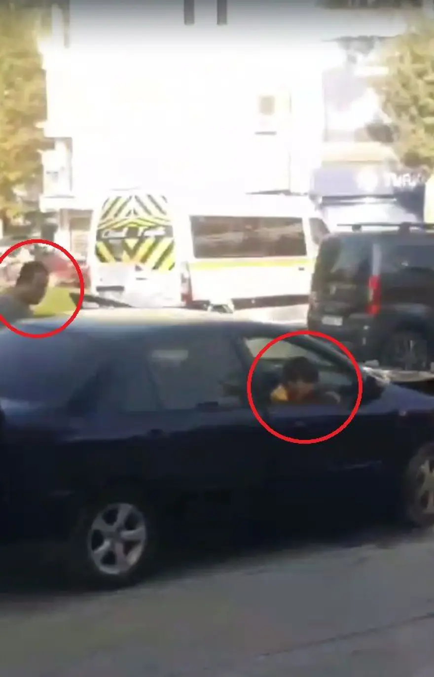 Arabasını tekmeleyen adamı, bıçakla kovaladı 5 Arabasını tekmeleyen adamı, bıçakla kovaladı 5