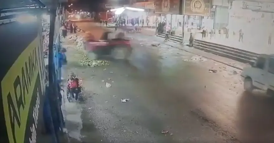 Adana'da traktörle caddeyi birbirine kattılar 