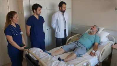 İzmirli hastaya 40 yıl sonra yeni idrar yolu yapıldı