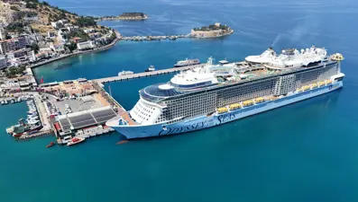 Turistler Kuşadası'na geldi