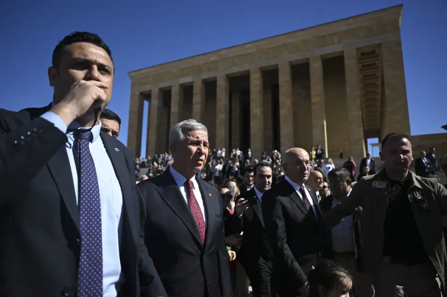 Mansur Yavaş ve Ankara'nın yeni belediye başkanları Anıtkabir'de 21 Mansur Yavaş ve Ankara'nın yeni belediye başkanları Anıtkabir'de 21