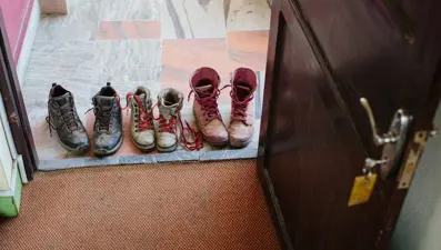 Kapı önüne ayakkabı bırakan yandı: Cezası var mı?