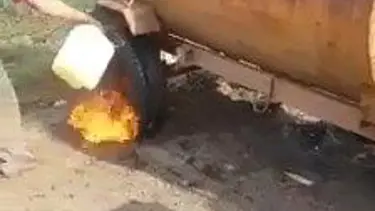 Lastiği sökemeyince ateşe verdi