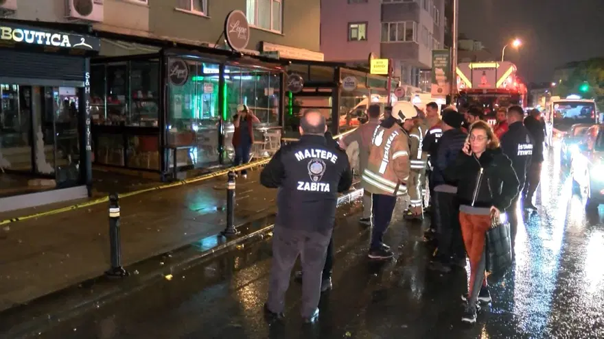 İstanbul'da 4 katlı binanın çatısı çöktü 6