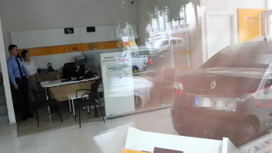 Otomobil bankaya girdi 8 Otomobil bankaya girdi 8