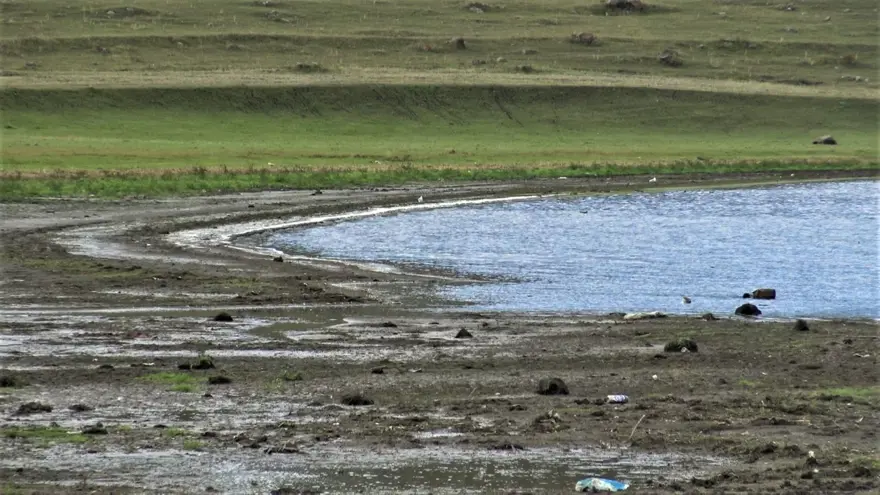 Çıldır Gölü'nde de sular çekildi 5