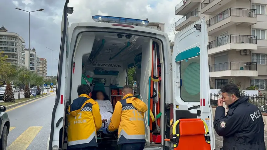 Sinir krizi geçiren kadın mahalleyi ayağa kaldırdı: Eline ne geçerse camdan aşağı attı 5 Sinir krizi geçiren kadın mahalleyi ayağa kaldırdı: Eline ne geçerse camdan aşağı attı 5