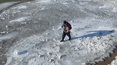 Bayburt'ta buz tutan nehre giren kediyi itfaiye kurtardı