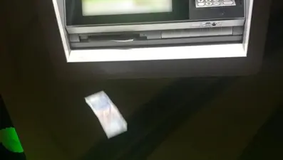 ATM'ye yüklenen fazla para, sokağa saçıldı