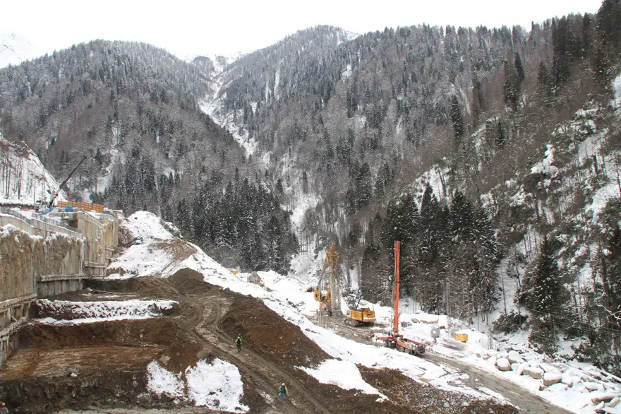 Ayder Yaylası'nda dağın içerisine çevreci otopark 1