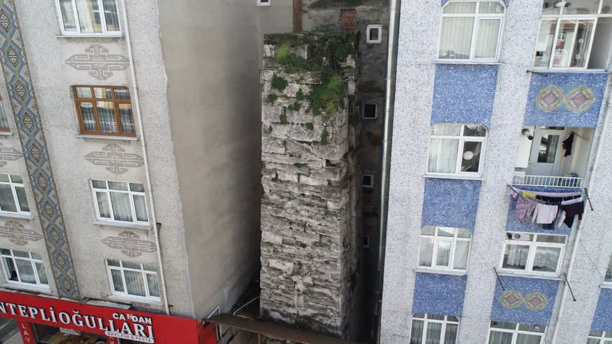 Tarihi su terazisinin binaların arasında kalmasına tarihçiler tepki gösterdi 4 Tarihi su terazisinin binaların arasında kalmasına tarihçiler tepki gösterdi 4