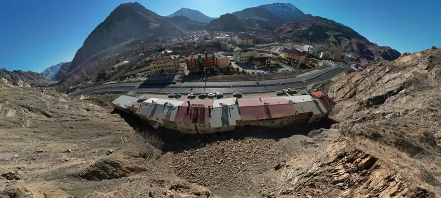 Uzundere'de sabaha karşı göçük meydana geldi: Ev ve iş yerleri zarar gördü 