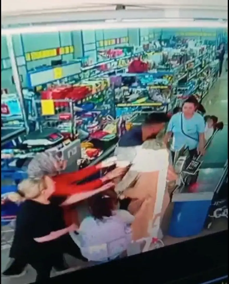 Markette dehşet anları: Kadını saçlarından tutup yerde yumrukladı 3 Markette dehşet anları: Kadını saçlarından tutup yerde yumrukladı 3