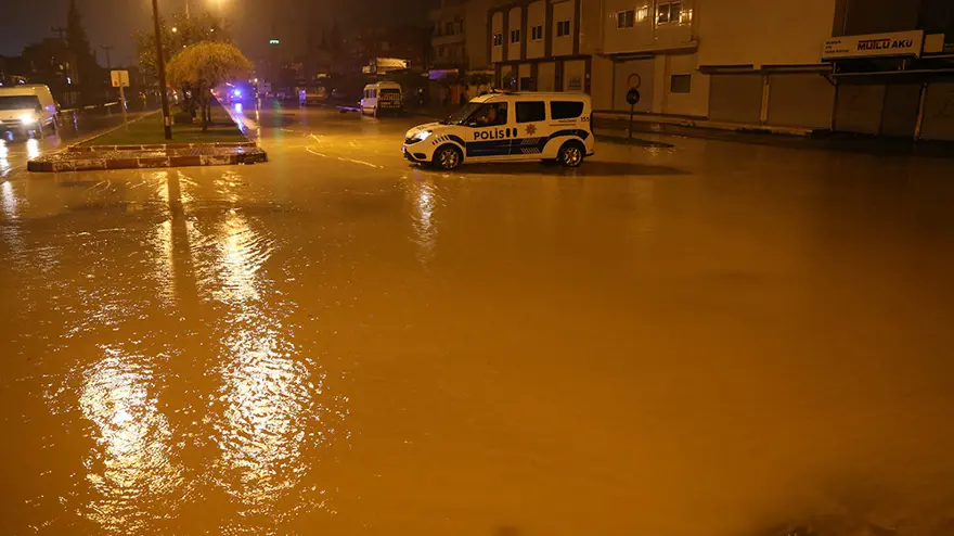Adana'da şiddetli yağış asfaltı çökertti 4