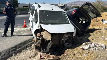 Park halindeki hafif ticari araca çarptı, 3 kişi yaralandı