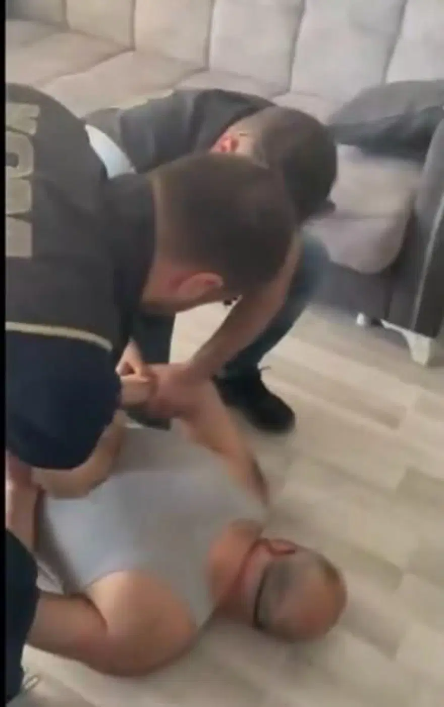 39yıl hapis cezasıyla aranıyordu, kanepenin arkasından çıktı 4