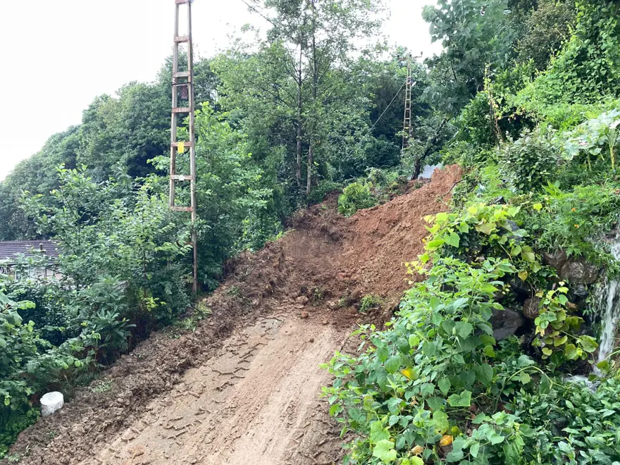 Rize'de sağanak ve heyelan: 11 ev boşaltıldı, karayolu çöktü 8