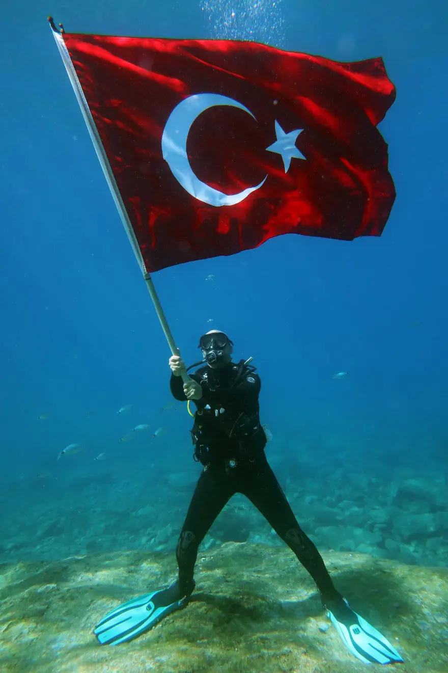 29 Ekim Cumhuriyet Bayramı'nı su altında bayrak açarak kutladılar 