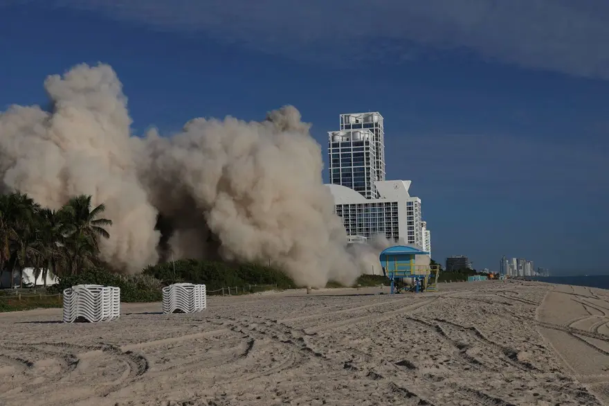 Beatles, Tom Jones, Frank Sinatra ve John F. Kennedy gibi yıldız isimleri ağırlayan Deauville Oteli saniyeler içinde yıkıldı 1 Beatles, Tom Jones, Frank Sinatra ve John F. Kennedy gibi yıldız isimleri ağırlayan Deauville Oteli saniyeler içinde yıkıldı 1