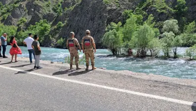 Munzur Nehri’nde mahsur kalan vatandaşı ekipler kurtardı