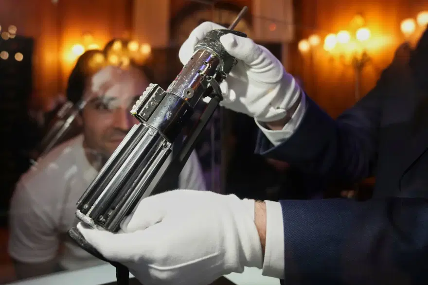Darth Vader'ın ışın kılıcı 3.65 milyon dolara satıldı 1